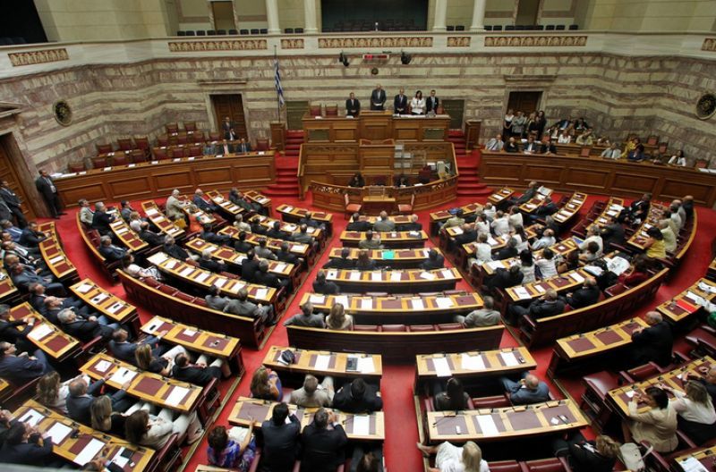 Ψηφοφορία στη Βουλή με το βλέμμα στον "μαραθώνιο" των προαπαιτουμένων