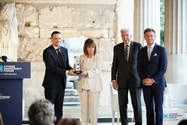 Στον ελληνικό λαό το Βραβείο Δημοκρατίας της Πόλης των Αθηνών