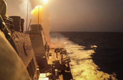 Ερυθρά Θάλασσα: Οι Χούθι εκτόξευσαν πυραύλους σε εμπορικό πλοίο