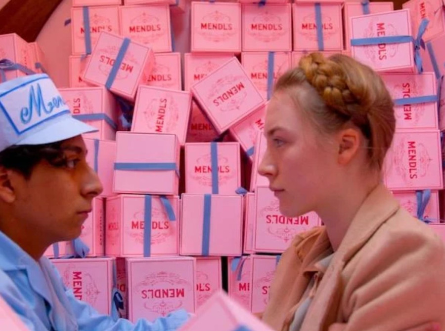 Wes Anderson: «Βουτιά» στον πολύχρωμο, συμμετρικό κόσμο των ταινιών του