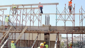 Εργατικά χέρια: «Θυσία» στην ψηφοθηρία και τους χαμηλούς μισθούς