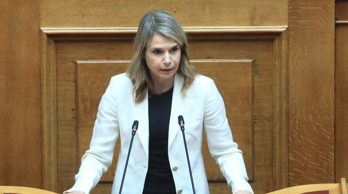 Αποστολάκη: Προειδοποίηση για νέες αυθαίρετες αυξήσεις στα ασφάλιστρα υγείας και το 2026