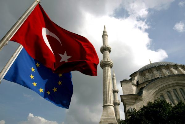 Τίμερμανς: Εποικοδομητικές επαφές της Ε.Ε. με Τουρκία για βίζα