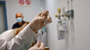 Εμβόλια mRNA: Σπάνια και ήπια επιπλοκή η μυοκαρδίτιδα σε νέους