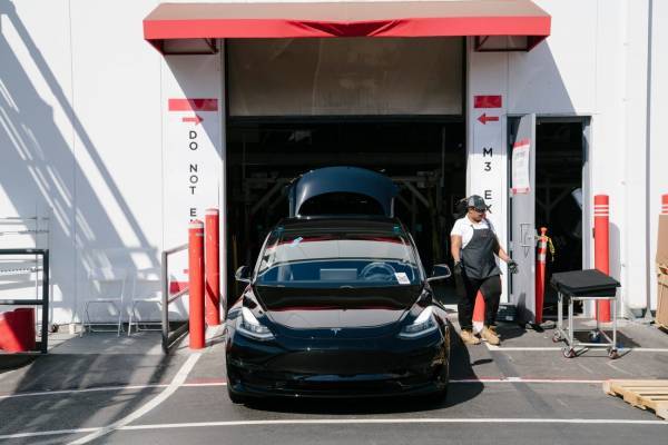 Υπάλληλοι της Tesla θετικοί στον κορονοϊό, μετά το πρόωρο άνοιγμα