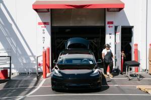 Υπάλληλοι της Tesla θετικοί στον κορονοϊό, μετά το πρόωρο άνοιγμα