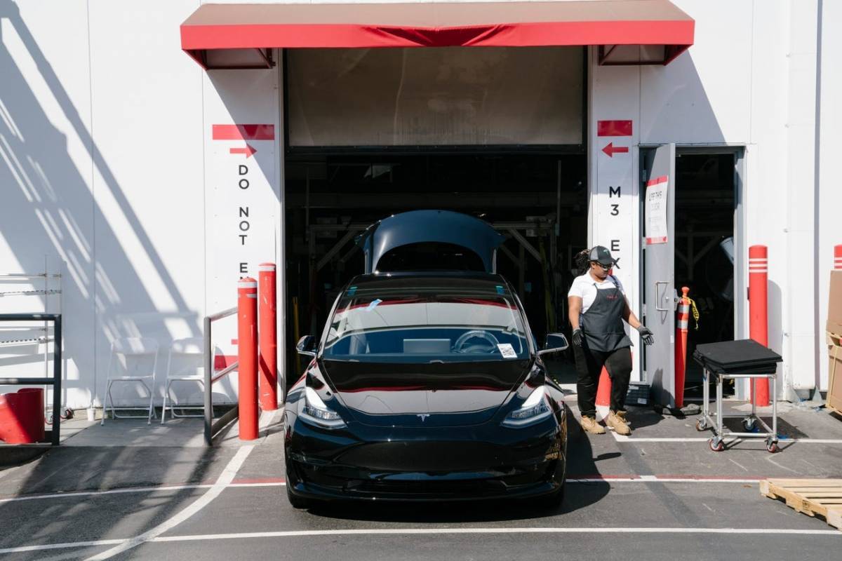 Υπάλληλοι της Tesla θετικοί στον κορονοϊό, μετά το πρόωρο άνοιγμα