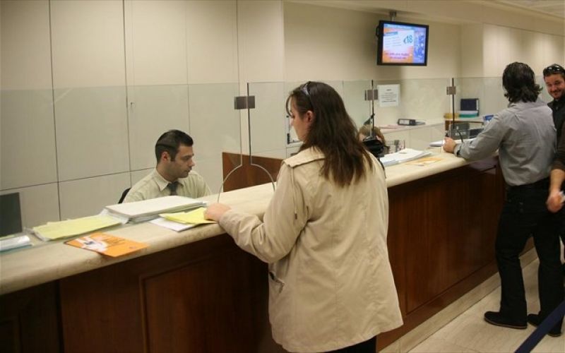 Κοινωνικό μέρισμα: Στα ταμεία των τραπεζών όσοι έχουν δεσμευμένους λογαριασμούς