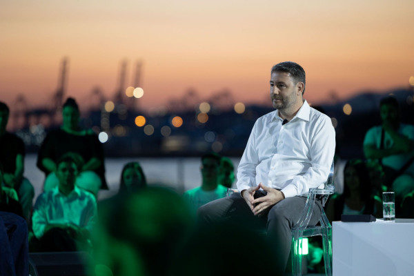 Δέσμευση Ανδρουλάκη για δωρεάν πρόσβαση στους νέους έως 24 ετών σε όλα τα μέσα μαζικής μεταφοράς