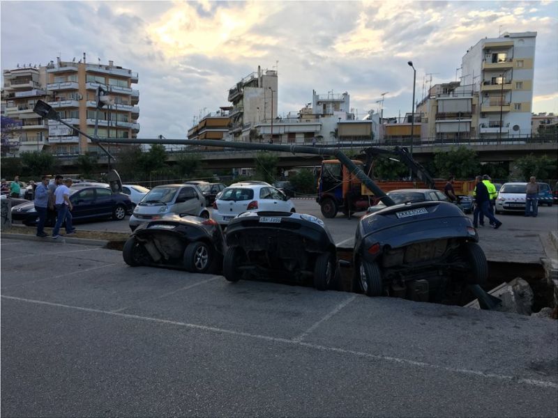 Καλλιθέα: «Άνοιξε η γη» σε υπαίθριο πάρκινγκ και «κατάπιε» αυτοκίνητα