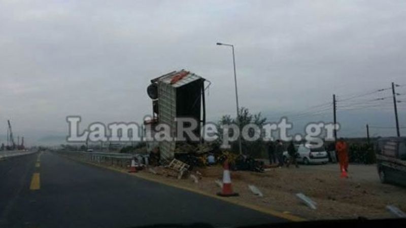 Αθηνών-Λαμίας: Ανατροπή νταλίκας με εύφλεκτο υγρό
