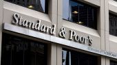 Οίκοι στα πρόθυρα νευρικής κρίσης: Η S&P υποβαθμίζει τη Moody’s