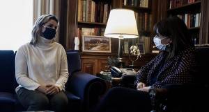 Συνάντηση Σακελλαροπούλου με Μπεκατώρου: Να πάψει η ενοχοποίηση των θυμάτων