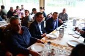 Μεταξύ ρακής και ούζου ο Τσίπρας μίλησε και με τον Σουλτς