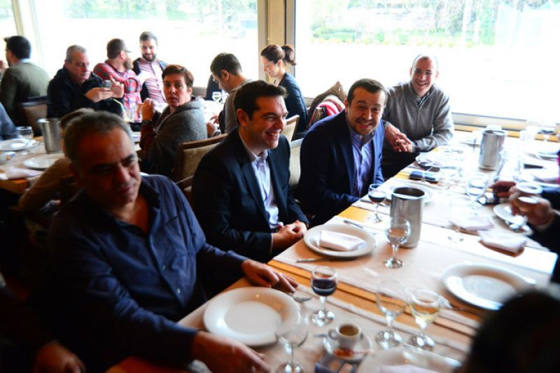 Μεταξύ ρακής και ούζου ο Τσίπρας μίλησε και με τον Σουλτς