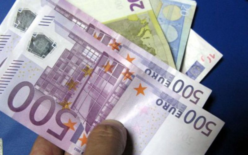 Προς χαμηλότερο πλαφόν στη χρήση μετρητών