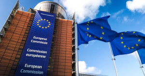 ΕΕ: Περαιτέρω αβεβαιότητα στην παγκόσμια οικονομία, οι δασμοί στο χάλυβα