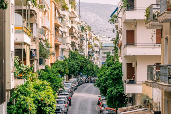 ΕΚ για στεγαστική κρίση: Προτάσεις για φορολογικά κίνητρα, ανακαινίσεις και λιγότερη γραφειοκρατία
