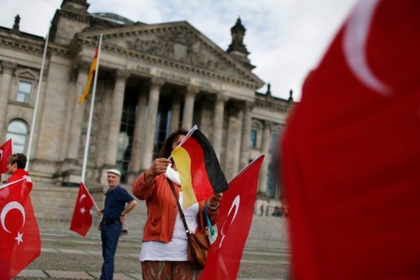 Η πλειοψηφία των Γερμανών δεν εμπιστεύεται τους Τούρκους