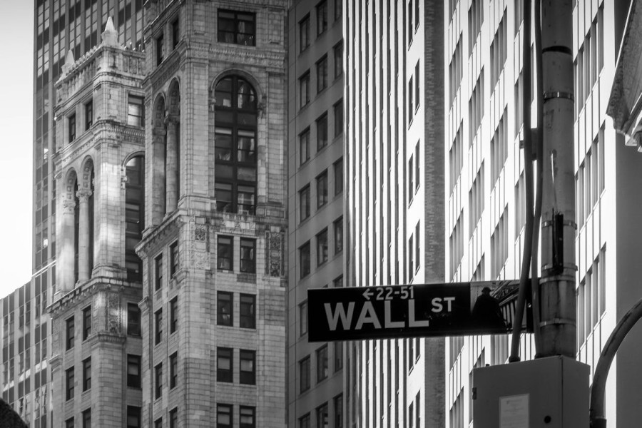 Οριακές διακυμάνσεις στη Wall Street με φόντο την απώλεια θέσεων στον ιδιωτικό τομέα