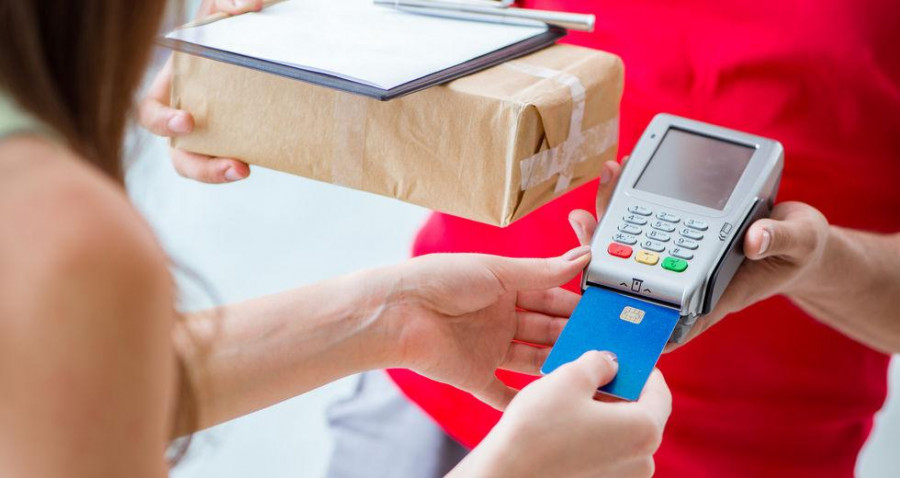 Συνήγορος του Καταναλωτή: Σύσταση για πληρωμή των κούριερ με κάρτα