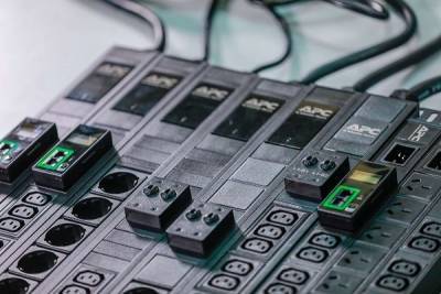 Η Schneider Electric ανακοινώνει τη νέα ολοκληρωμένη σειρά APC Easy Rack PDU