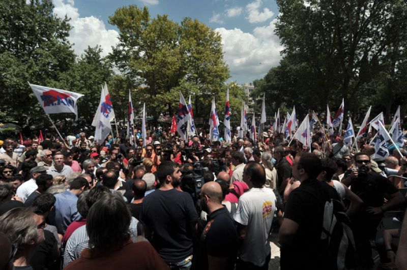 Μεγάλη συγκέντρωση έξω από το κτίριο της ΕΡΤ