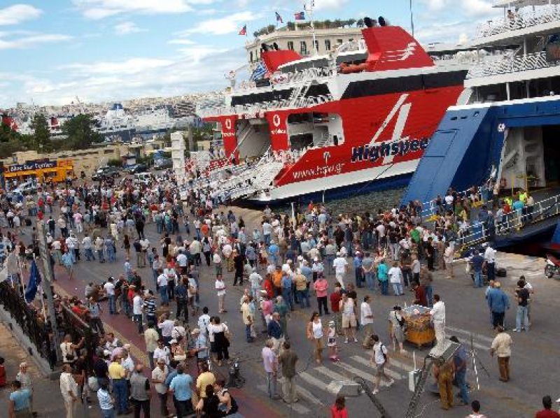 Επιδημία τείνει να γίνει η άγρα πελατών στην πλ. Καραϊσκάκη στο λιμάνι του Πειραιά