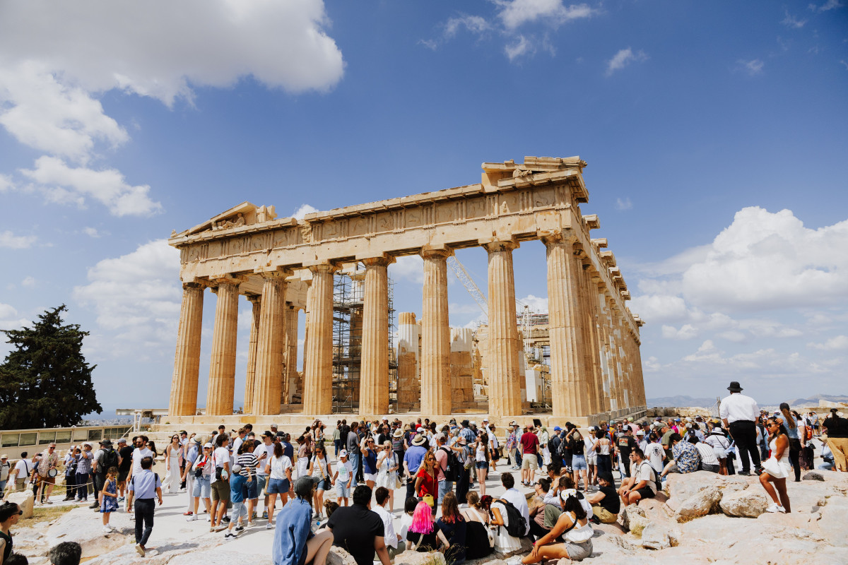 Τουρισμός 2026: Η μαζική προσέλευση στηρίζει τα έσοδα, αλλά υστερεί η μέση δαπάνη