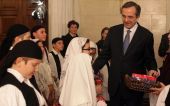 Χριστουγεννιάτικα κάλαντα σε Βενιζέλο και Σαμαρά