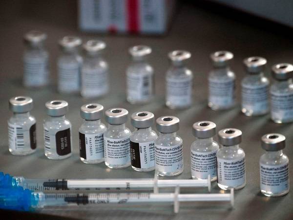 Εμβόλια-FDA: «Ναι» στην αναμνηστική δόση της Pfizer στους 16-17 ετών