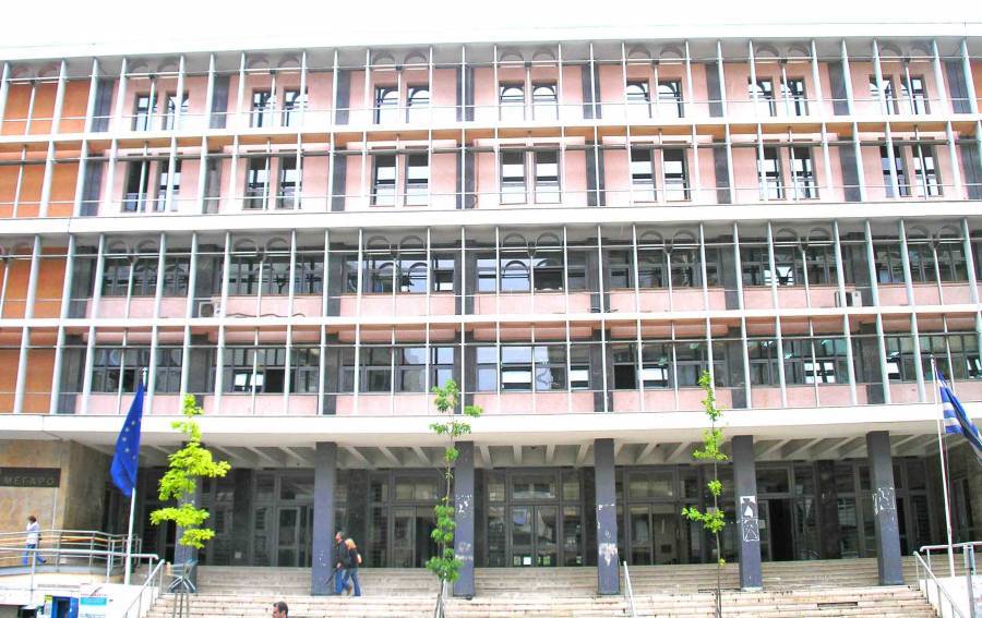 Άνδρας κρεμάστηκε έξω από τα δικαστήρια Θεσσαλονίκης