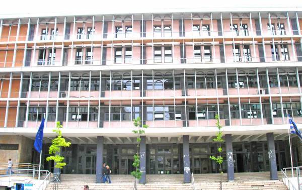 Άνδρας κρεμάστηκε έξω από τα δικαστήρια Θεσσαλονίκης
