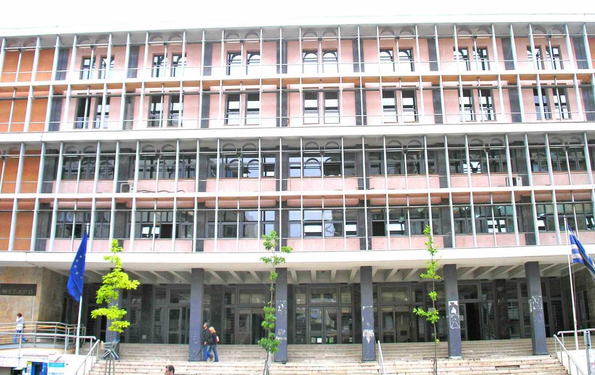 Άνδρας κρεμάστηκε έξω από τα δικαστήρια Θεσσαλονίκης