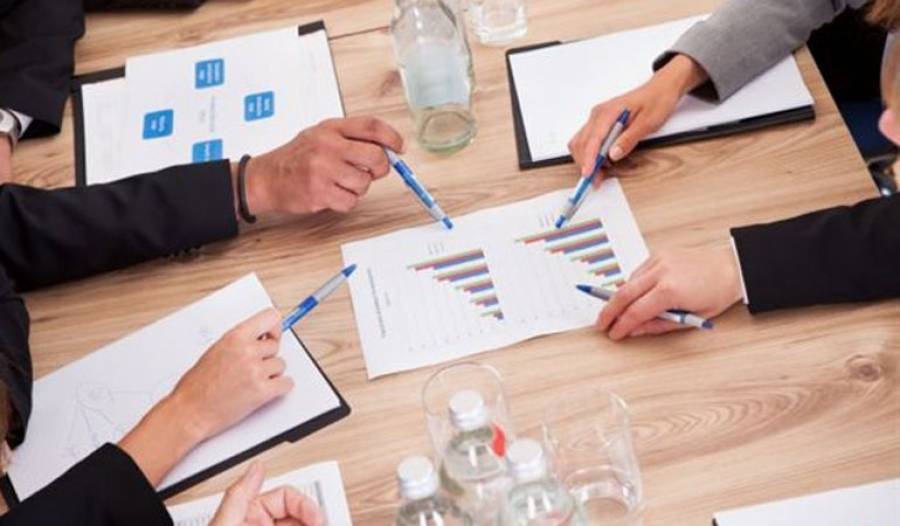 PwC: Η ελληνική γραφειοκρατία «τρομάζει» τους επιχειρηματίες