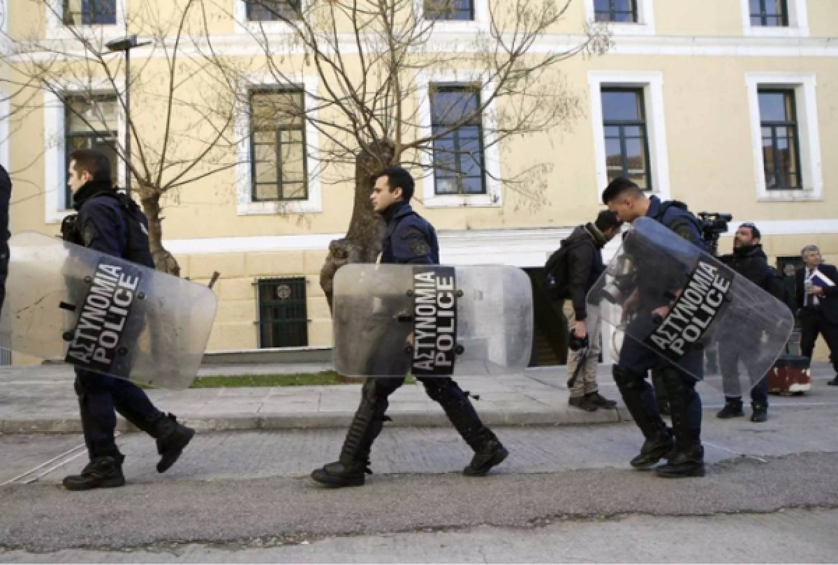 Ένταση και χημικά στα δικαστήρια της Ευελπίδων