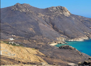 Σέριφος: Η επόμενη μέρα της φωτιάς-Καμμένη γη, ατσάλινη καρδιά (photos)