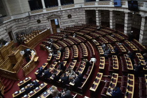 Πιο απεχθή τα κόμματα από την αστυνομία για τους νέους