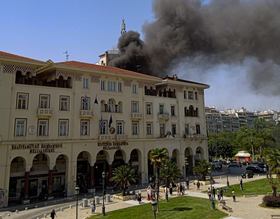 Θεσσαλονίκη: Δύο διασωληνωμένοι από τη φωτιά στην Αριστοτέλους-9 στο νοσοκομείο