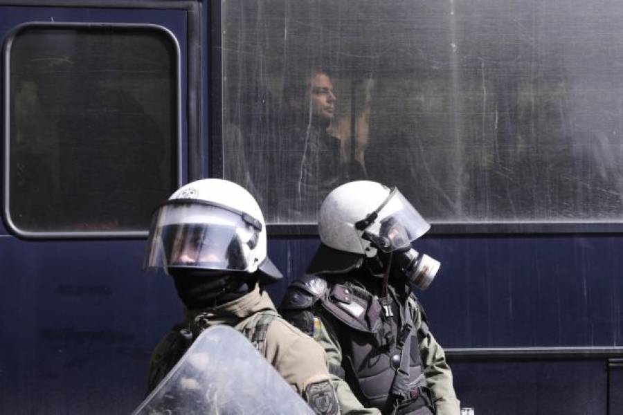 Επεισόδια στο Σύνταγμα–Προσήχθη ο Εκ. Κουφοντίνας (vid)
