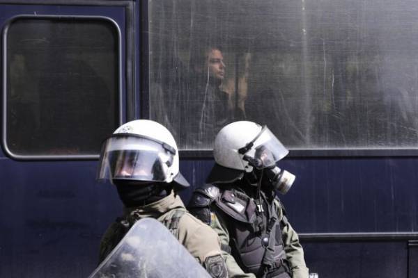 Επεισόδια στο Σύνταγμα–Προσήχθη ο Εκ. Κουφοντίνας (vid)