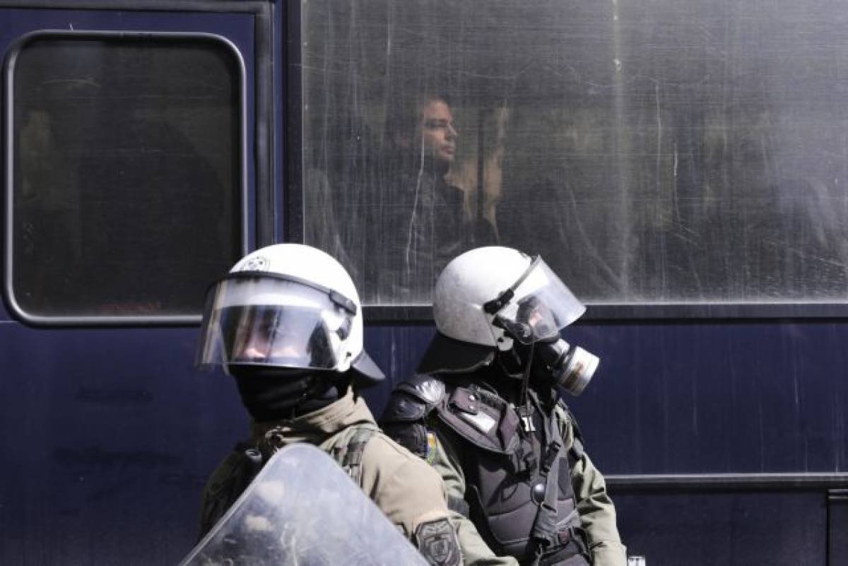 Επεισόδια στο Σύνταγμα–Προσήχθη ο Εκ. Κουφοντίνας (vid)