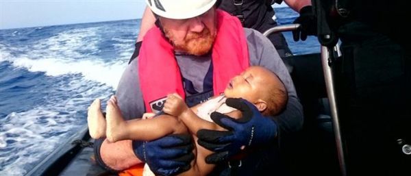 Σοκάρει η φωτογραφία με το νεκρό βρέφος στη Μεσόγειο