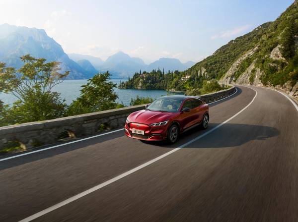 Τα μοντέλα Ford παρέχουν κορυφαία οδική συμπεριφορά, αλλά και κορυφαία ασφάλεια σε οδηγό, επιβαίνοντες και διασώστες