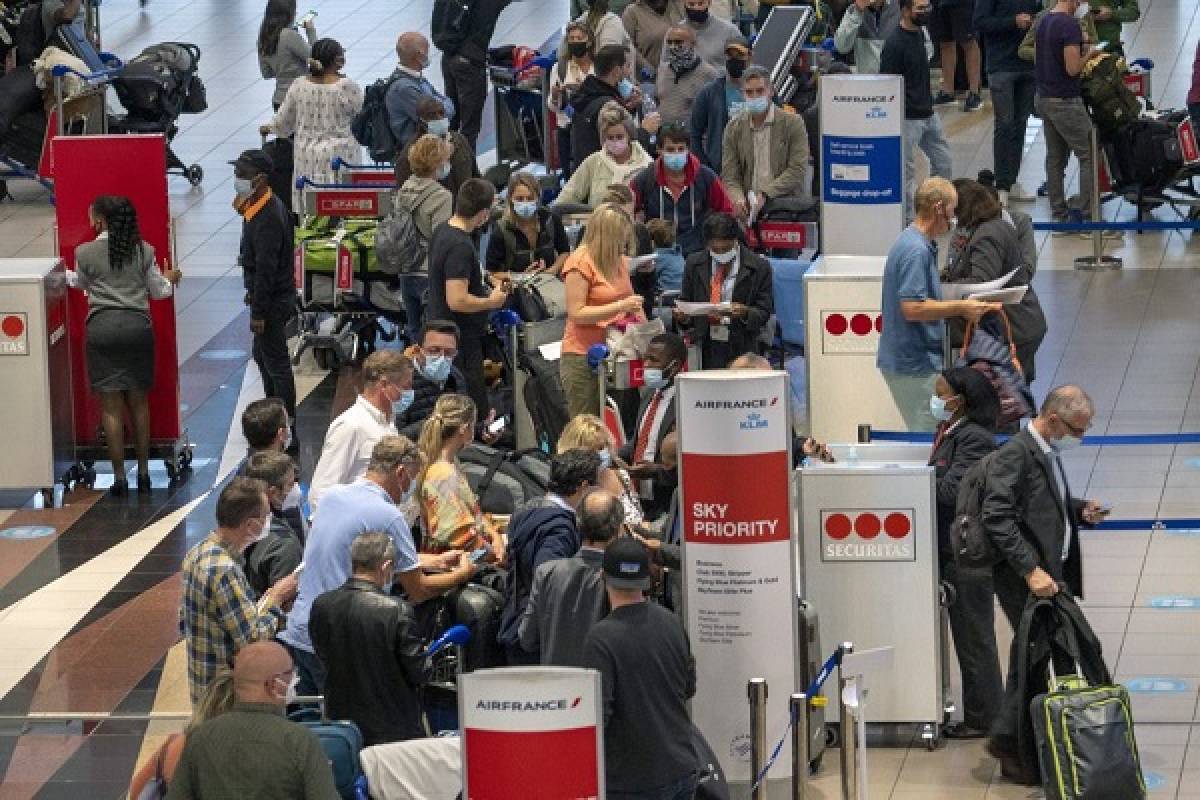 Μετάλλαξη Όμικρον-ΗΠΑ: Περιορισμοί στα ταξίδια από 8 αφρικανικές χώρες