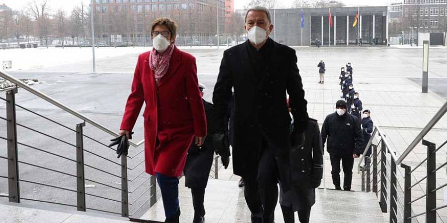 Η ανακοίνωση για τις επαφές Κραμπ-Καρενμπάουερ με Ακάρ-Δεν έγιναν δηλώσεις