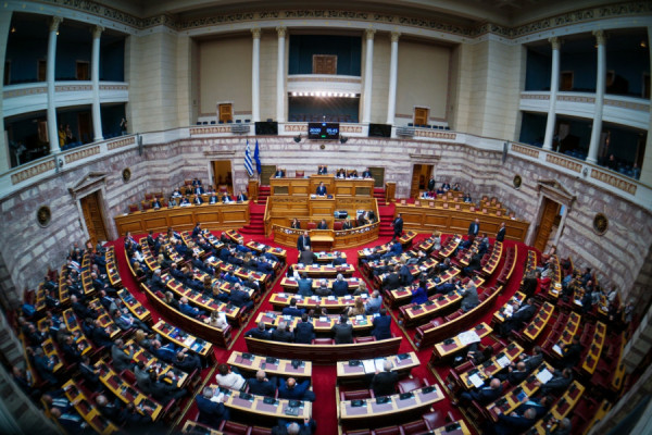 Βουλή: Υπερψηφίστηκε το νομοσχέδιο για τις Ένοπλες Δυνάμεις