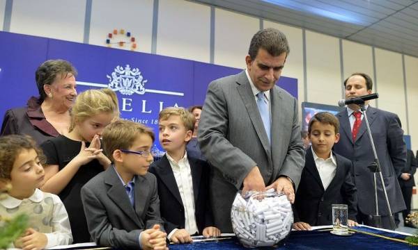Καρέλιας: 3,7 εκατ. ευρώ μοίρασε σε υπαλλήλους του και ιδρύματα