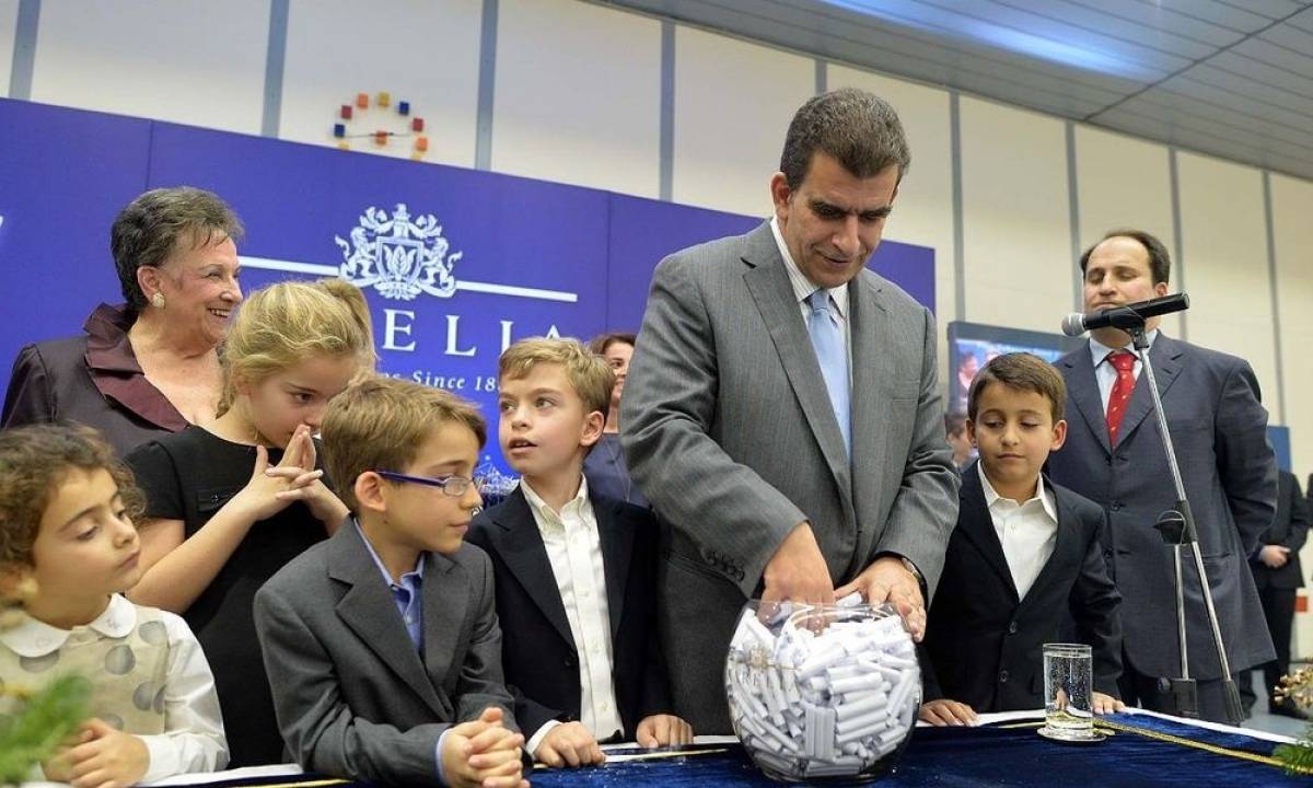Καρέλιας: 3,7 εκατ. ευρώ μοίρασε σε υπαλλήλους του και ιδρύματα