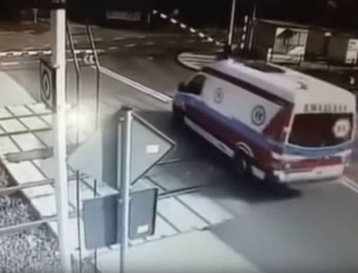 Τρένο παρέσυρε ασθενοφόρο στην Πολωνία
